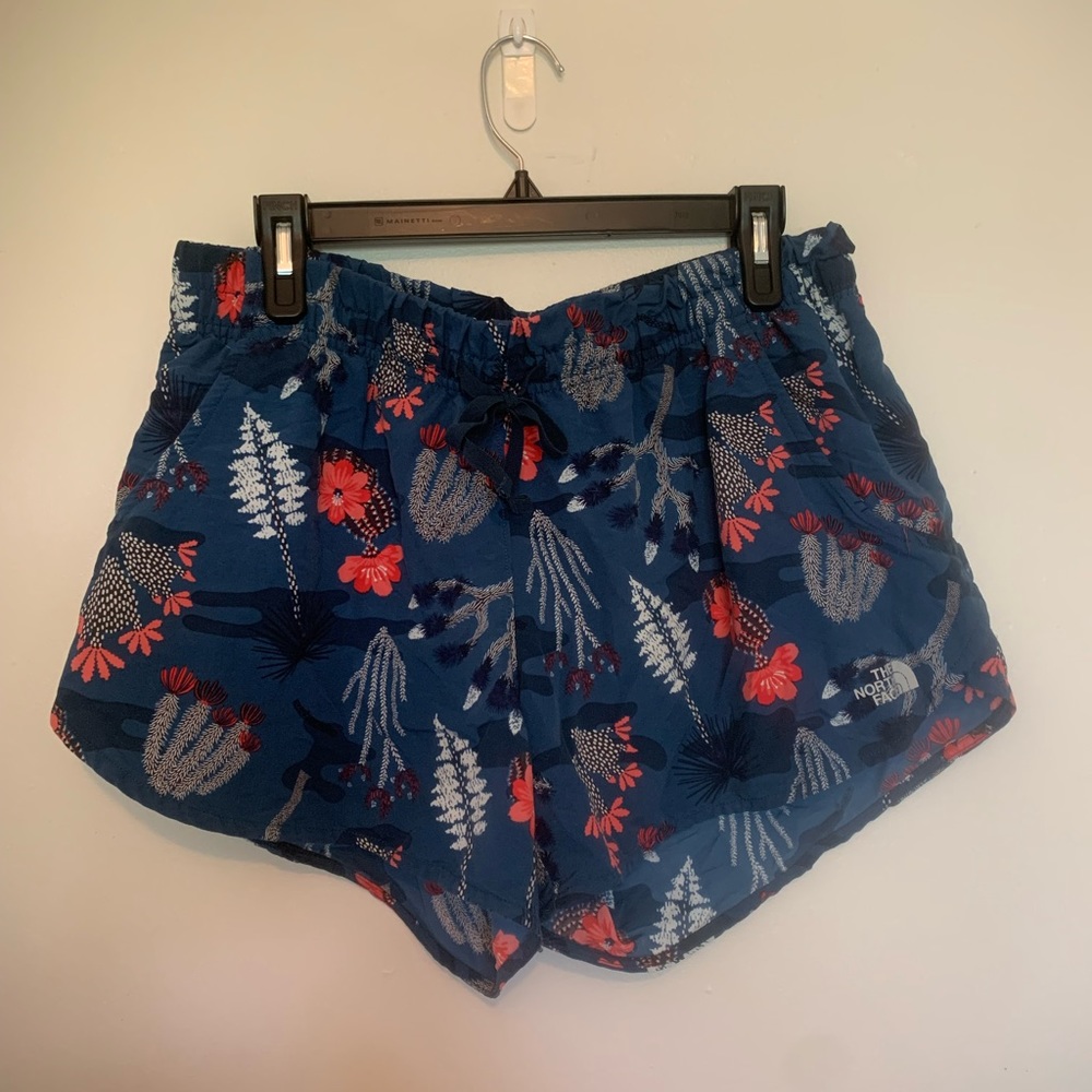 North face swim active large shorts size medium like new with zipper pocket